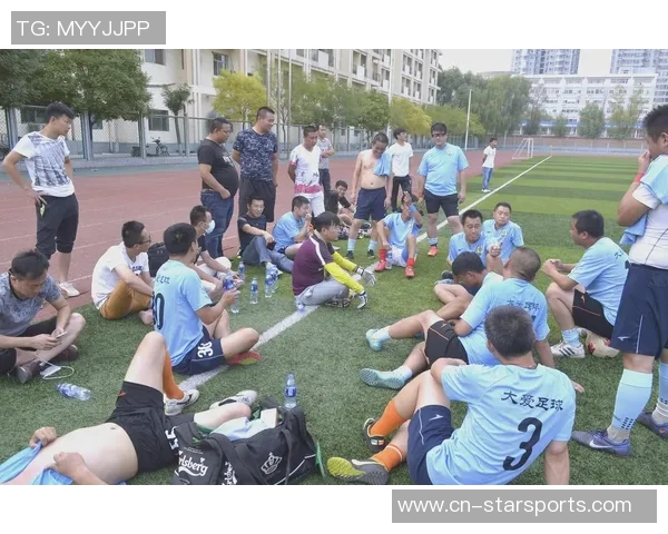 足球巨星温馨拥抱背后传递的情感与团队精神展现